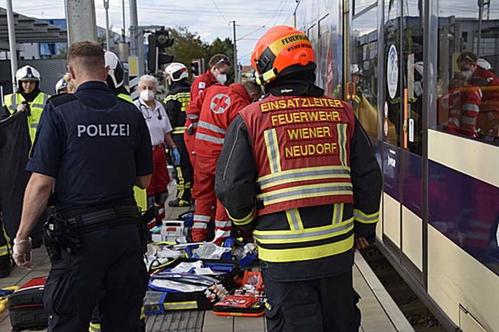 Frau von Lokalbahn erfasst