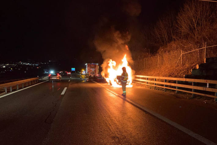 Auto brennt auf Pannenstreifen der A2 vollständig aus