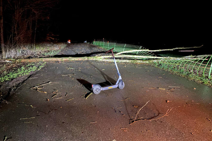 Der E-Scooter-Fahrer verletzte sich bei der Kollision leicht