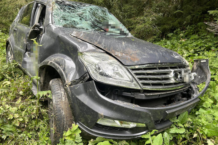 Das Auto stürzte mehrere Meter den Abhang hinunter.