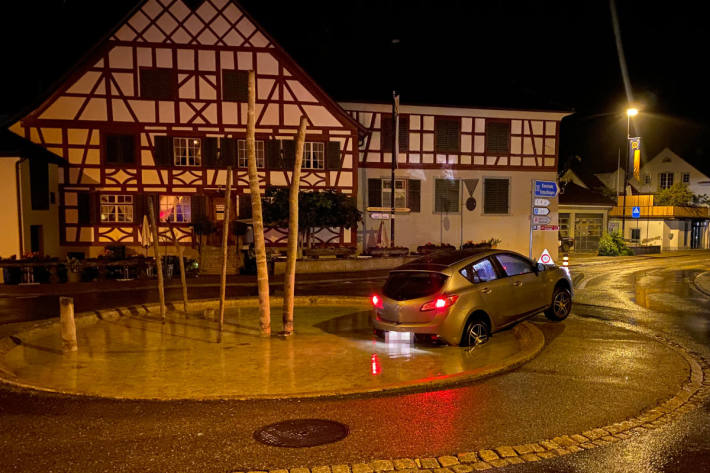 Betrunken in Wasserbecken steckengeblieben