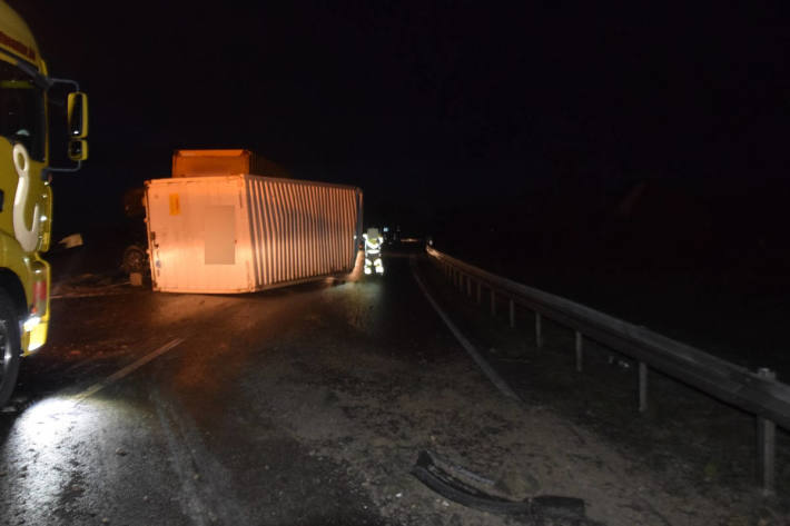 Anhänger kippt auf Fahrbahn