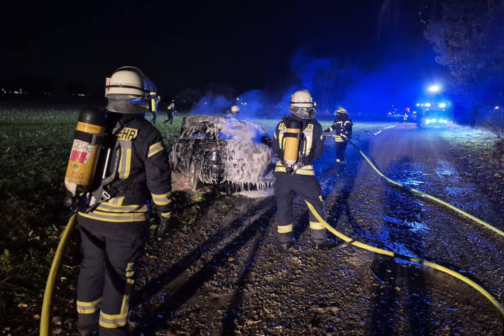 Im Auto befand sich Feuerwerk, was die Löscharbeiten erschwerte.