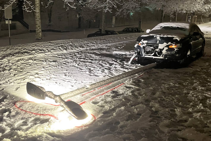 Beim vierten Unfall handelt es sich um einen Selbstunfall, wobei ein Autofahrer in einen Kandelaber rutschte