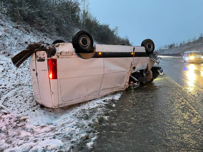 Transporter mehrfach überschlagen auf der A71