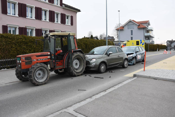 Auffahrkollision mit drei Beteiligten vor Fussgängerstreifen in Oberuzwil