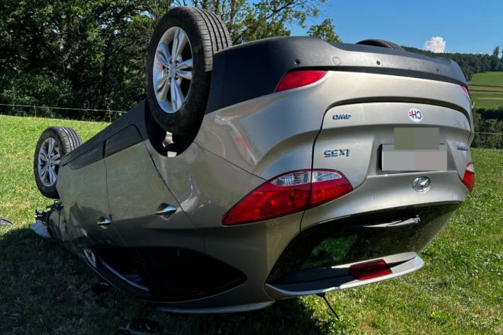 In Sitterdorf im Kanton Thurgau ist gestern ein Autofahrer bei einem Verkehrsunfall verletzt worden.