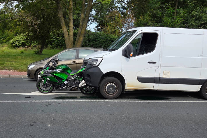Der Transporter fuhr auf das Motorrad auf.