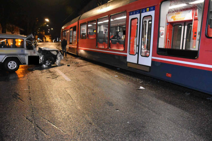 Auto kollidiert mit entgegenkommenden Zug