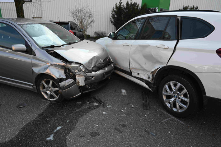 Heftige Frontalkollision zwischen zwei Autos