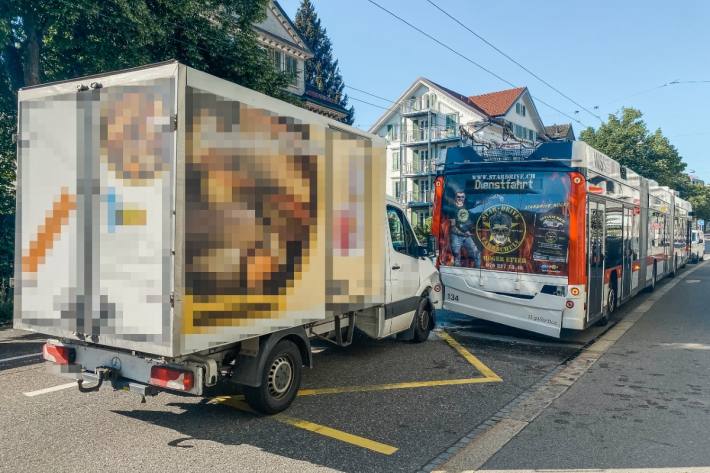 Der Lieferwagenlenker war abgelenkt.