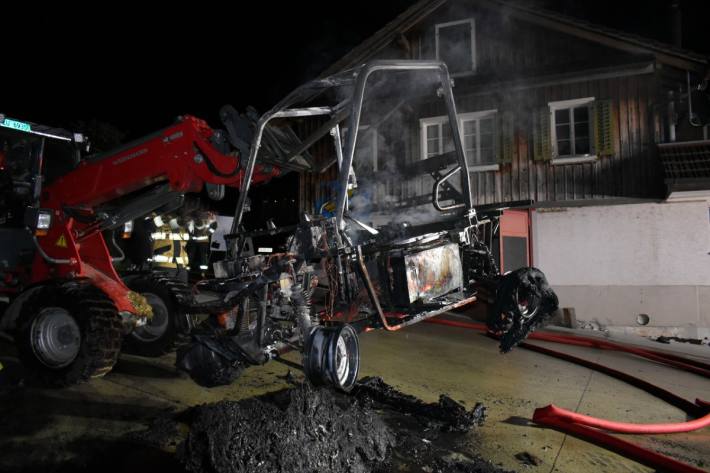 Das Fahrzeug erlitt in Ruswil LU durch den Brand Totalschaden.