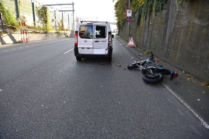 In Muttenz BL kam es zu einem Unfall zwischen einem Motorrad und einem Lieferwagen.