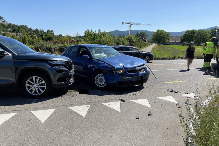 Kollision zwischen zwei Personenwagen in Reinach BL – mehrere Personen verletzt