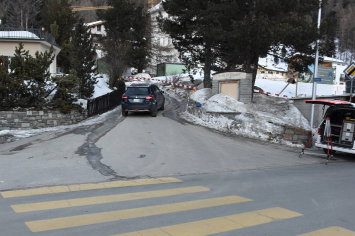 Auto kollidiert mit Fussgänger in Pontresina