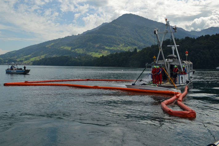 Die Feuerwehr errichtete eine Ölsperre 