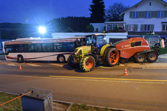 Unfall mit Traktor und Bus