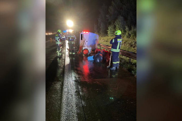 Zwei Unfälle auf regennasser Fahrbahn auf A4 und A9 mit Verletzten