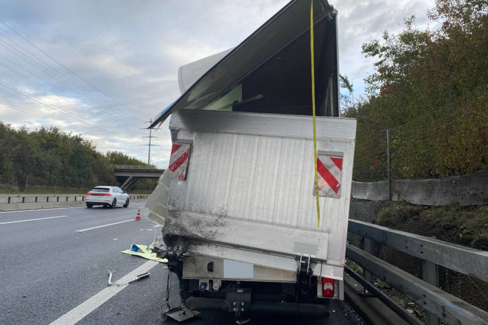 Lastwagen kracht auf A14 in Lieferwagen