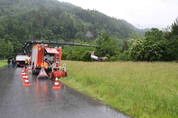 Kleinflugzeug über Landebahn hinausgefahren