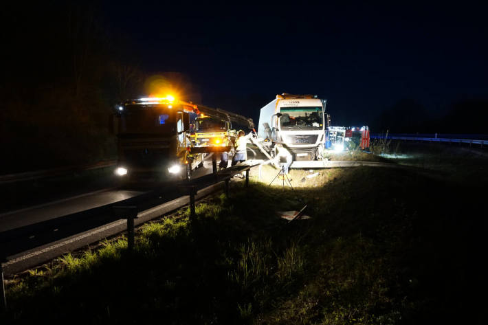 Unfall mit LKW im Autobahnkreuz A44