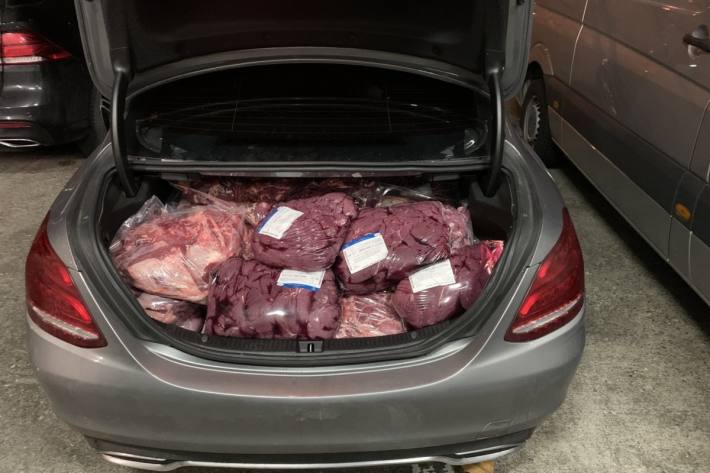 Fleisch im Kofferraum