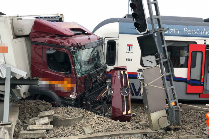 Unfall zwischen Lastwagen und Zug.