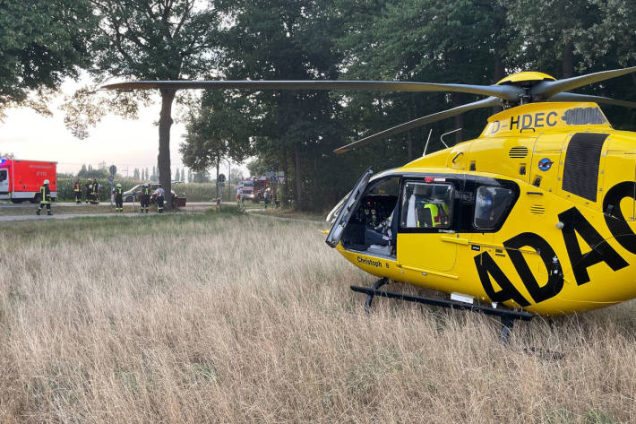  Frontal mit Audi in Baum gekracht – 2 Personen schwer verletzt