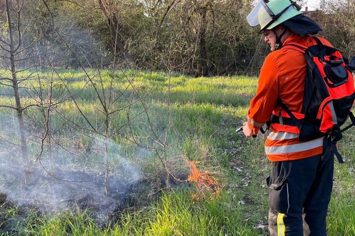 Kleiner Flächenbrand nahe Fuhserandweg schnell gelöscht