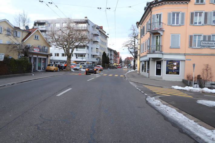 Autofahrerin prallt gegen Verkehrstafel