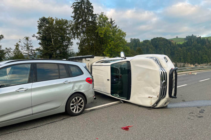 Kollision zwischen Auto und Lieferwagen