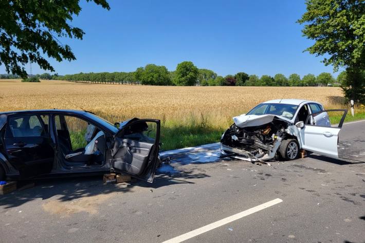 Bei dem Unfall wurden zwei Personen schwer verletzt