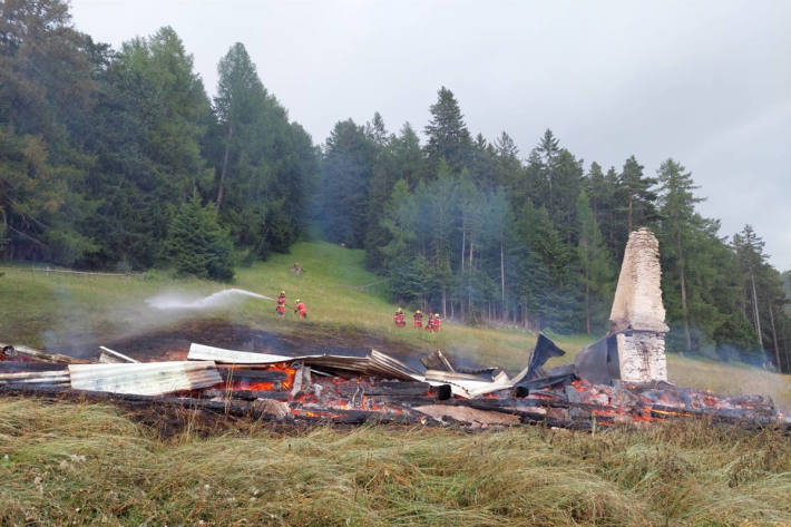 Maiensäss von Feuer zerstört in Scheid Domelschg