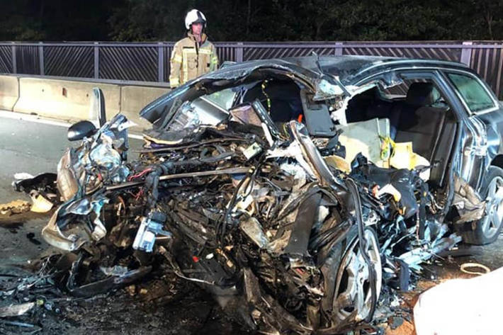 Der Mann, der sich zum Unfallszeitpunkt alleine im Fahrzeug befunden hatte, erlitt tödliche Verletzungen