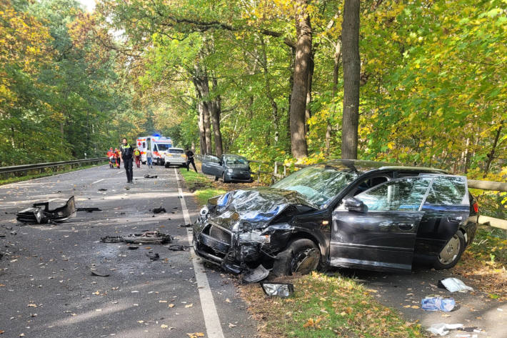 Schwerer Verkehrsunfall mit vier beteiligten Fahrzeugen auf der B3 zwischen Groß Hehlen und Wolthausen