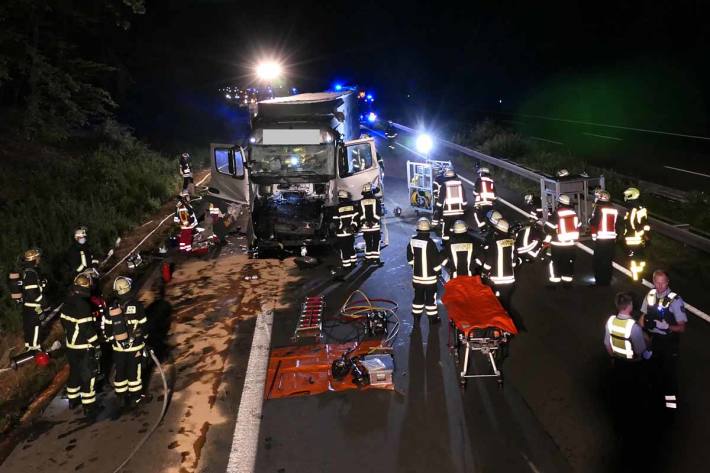 Bei einem Auffahrunfall wurde in Dortmund ein LKW-Fahrer schwer und ein Weiterer leicht verletzt