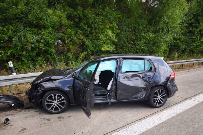 Beide Pkw-Fahrer wurden leicht verletzt.