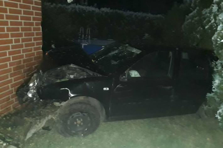 Heftiger Unfall - 20-Jähriger prallt in Hauswand.