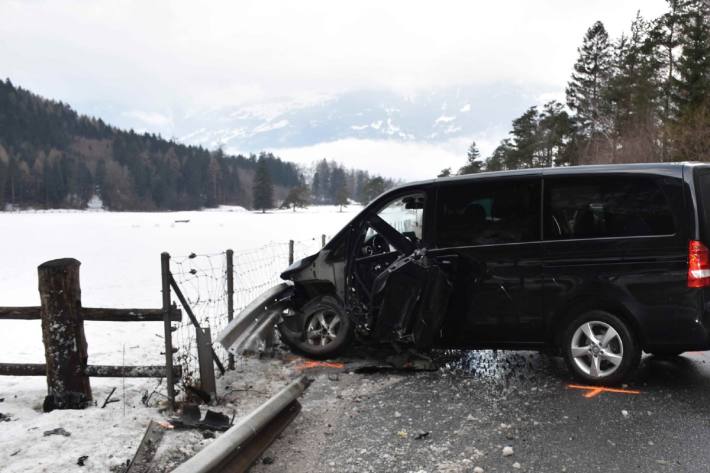 Beide Fahrzeuge erlitten beim Unfall in Grüsch GR Totalschaden.