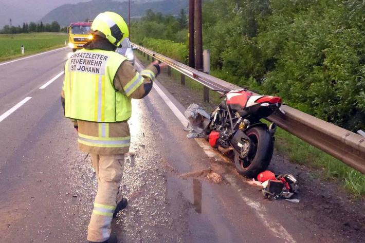 Ein Biker ist gestürzt und in die Leitschiene geschlittert