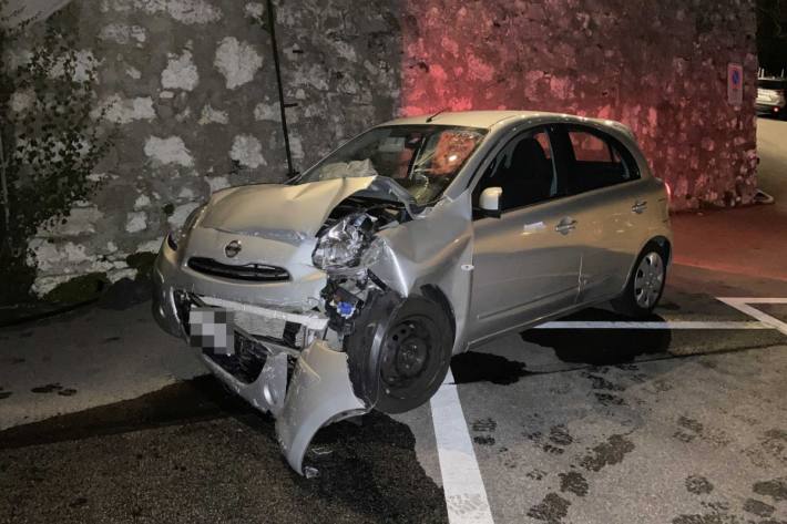 Der Nissan erlitt beim Unfall in Wettingen AG Totalschaden.