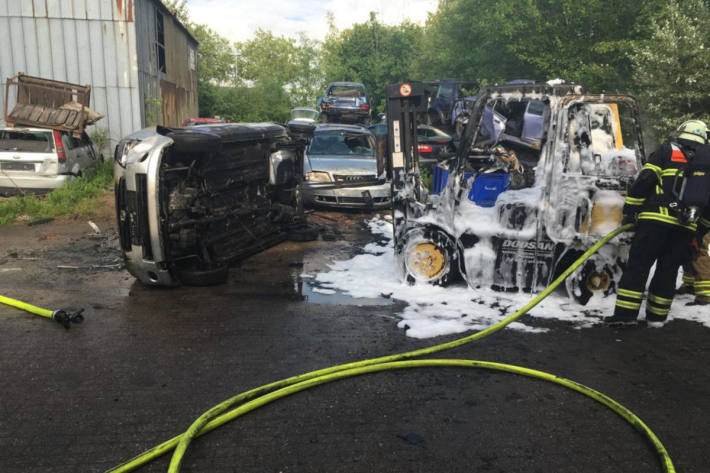 Auto und Gabelstapler in Stade ausgebrannt