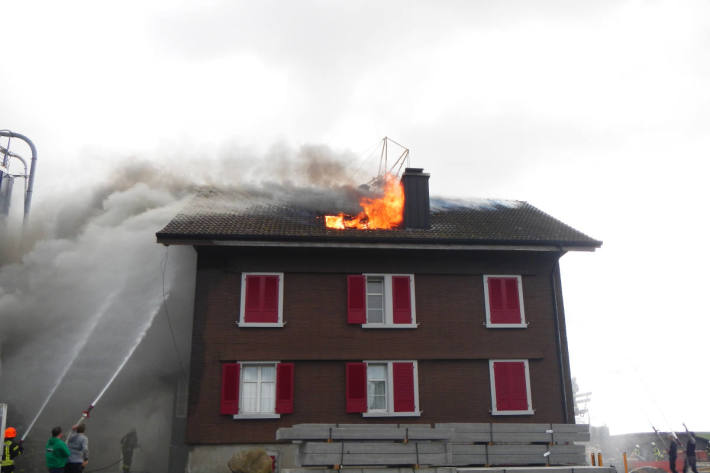 Beim Brand des Dachstocks wurde niemand verletzt