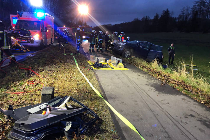 Schwerer Verkehrsunfall mit eingeklemmter Person