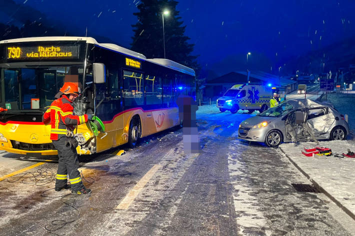 Heftiger Zusammenprall zwischen Auto und Postauto