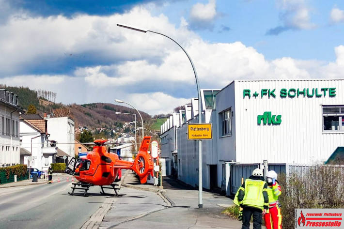 Aufgrund der Schwere der Verletzungen entschieden sich die Rettungskräfte vor Ort, einen Rettungshubschrauber für einen zügigen Transport in eine Spezialklinik hinzuzurufen