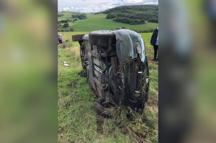 Auto landet bei Unfall auf der Seite