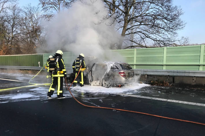 Löscharbeiten auf der A40 bei Bochum