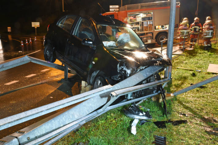 Das Auto prallte unter anderem gegen einen Verkehrsspiegel.