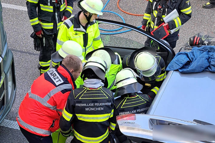 Der Fahrer wurde schonend aus dem Auto befreit.